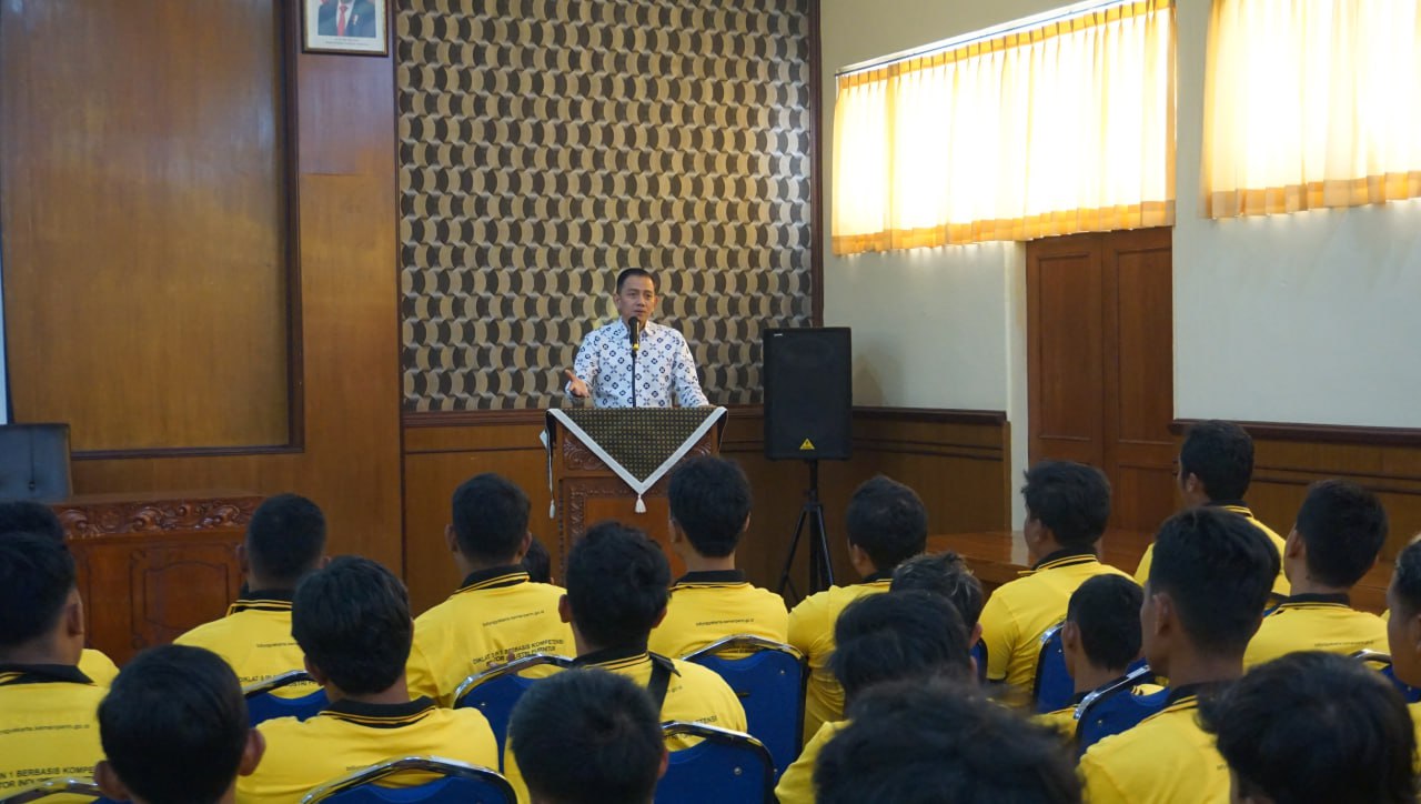 Ir. Ahmad Syauqi Soeratno, M.M. memberikan sambutan di hadapan peserta diklat vokasi industri BDI DIY.