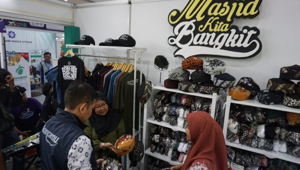 Syauqi Soeratno Membeli produk UMKM Jogokariyan di Stan