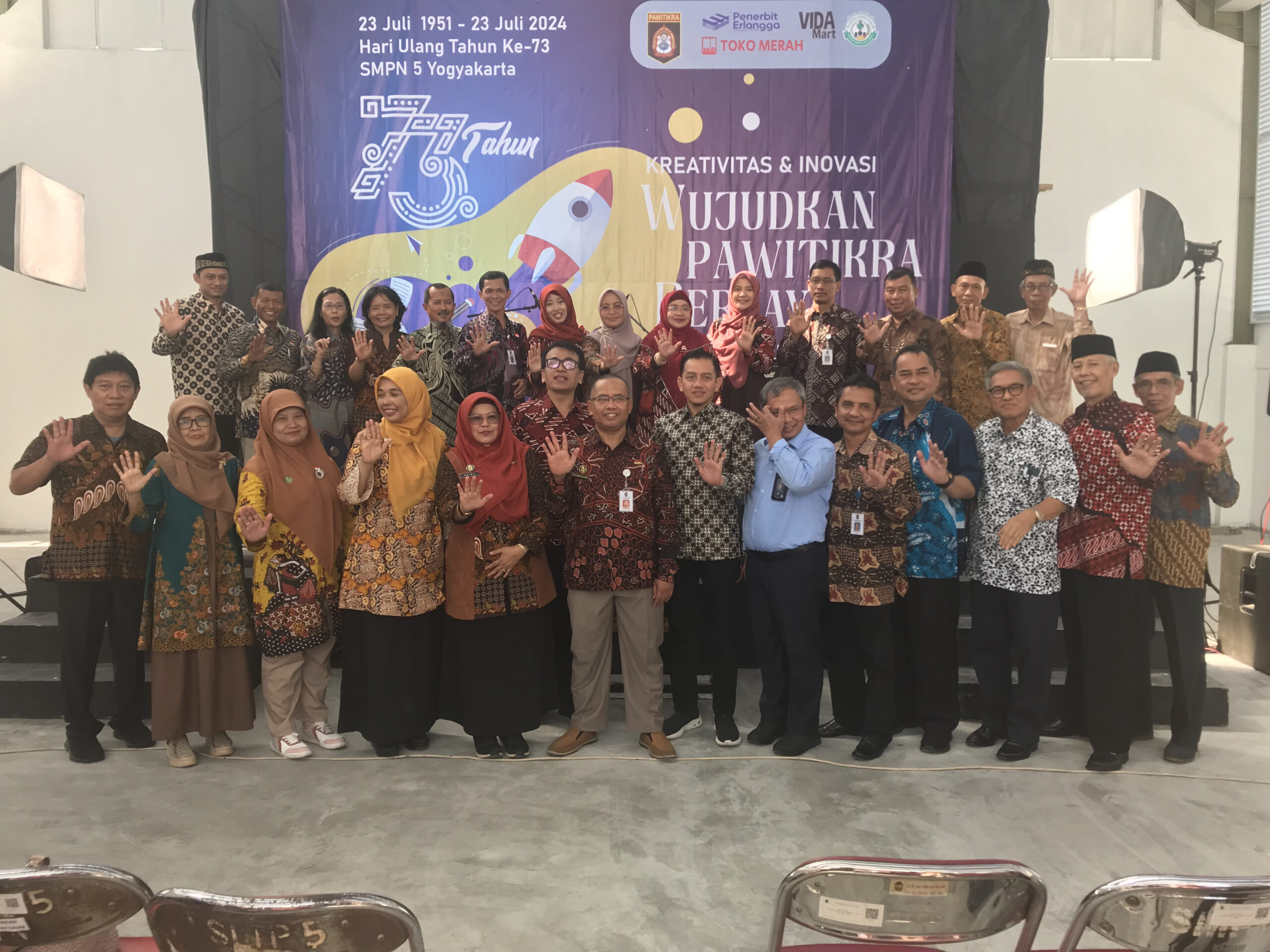 Syauqi Soeratno berfoto bersama Guru & Alumni SMPN 5 Yogyakarta di momen hari jadi ke 73 Pawitikra
