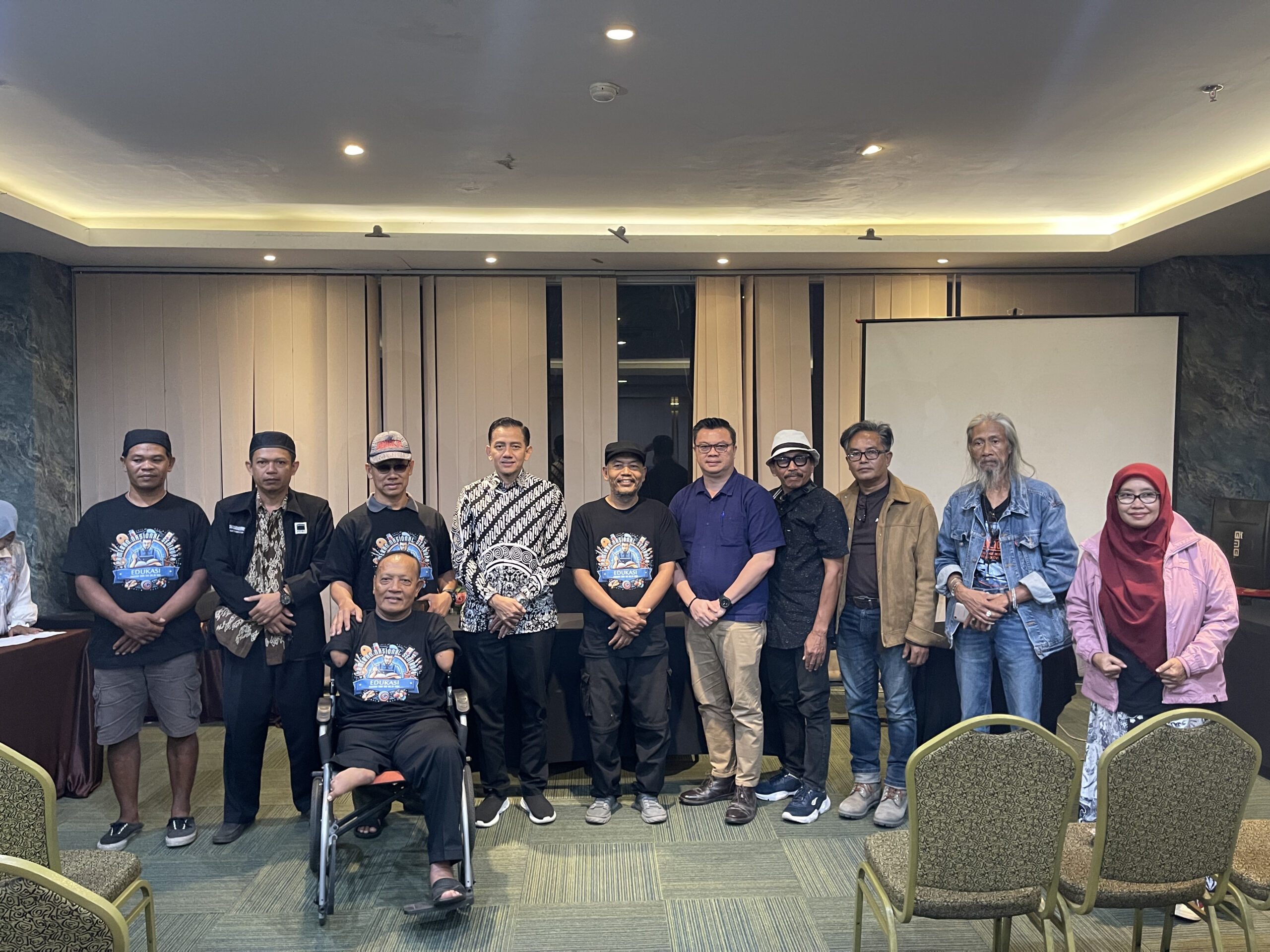 Syauqi Soeratno foto bersama seniman di Pameran Edukasi Senirupa 2024