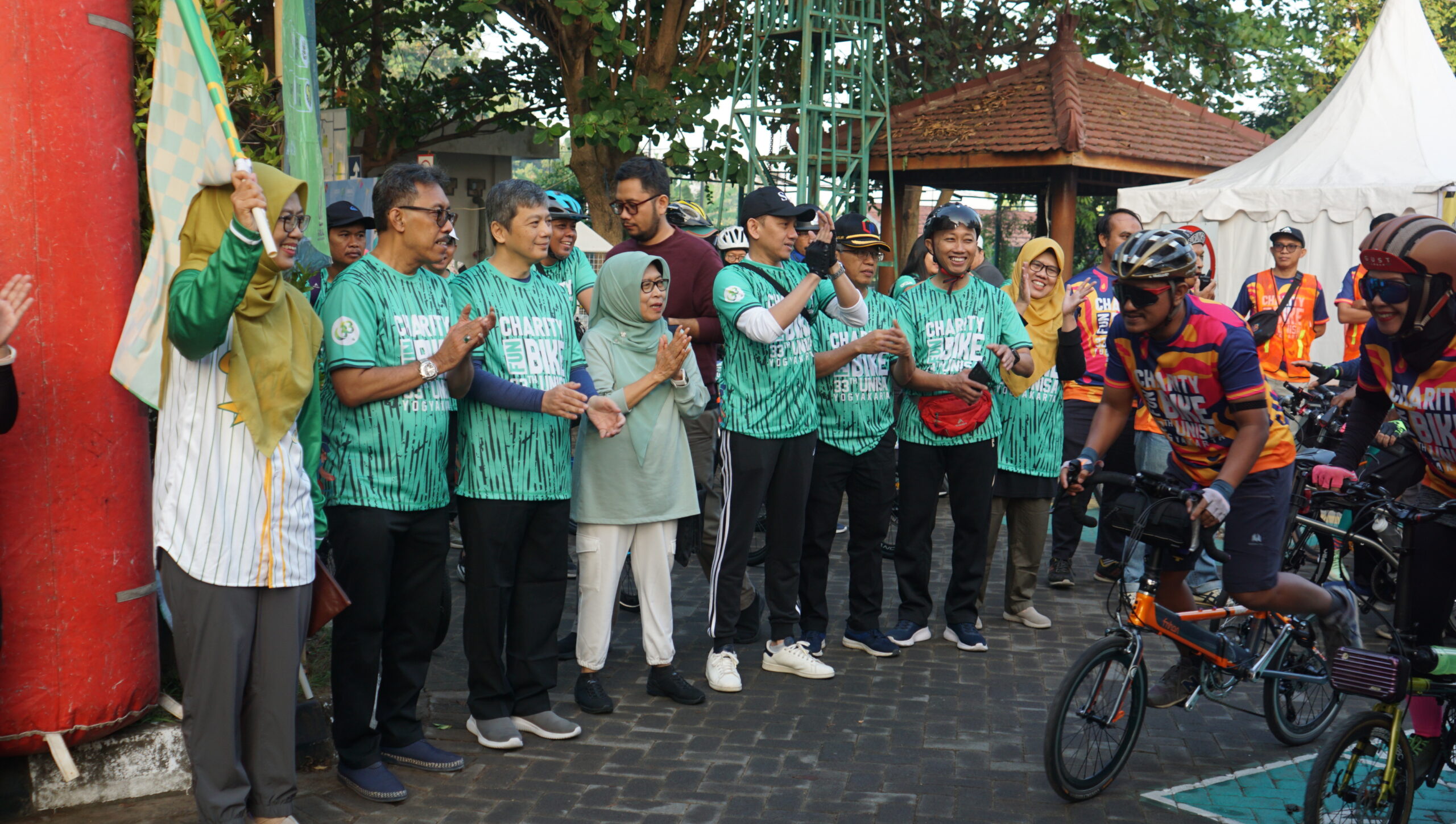 Syauqi Soeratno dan Afnan Hadikusumo membuka Charity Fun Bike 2024 di UNISA Yogyakarta