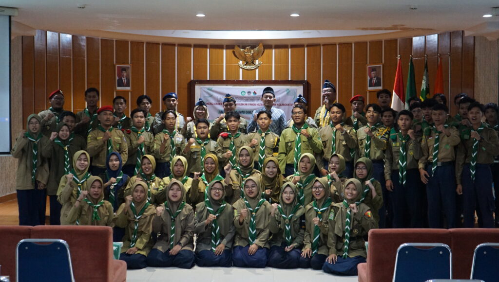 Syauqi Soeratno bersama peserta Latihan Kepemimpinan Hizbul Wathan 2024