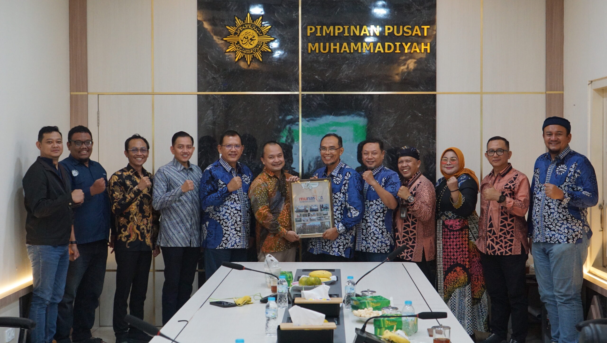 Majelis Ekonomi Bisnis dan Pariwisata PP Muhammadiyah foto bersama Badan Pengurus Jaringan Wisata Muhammadiyah