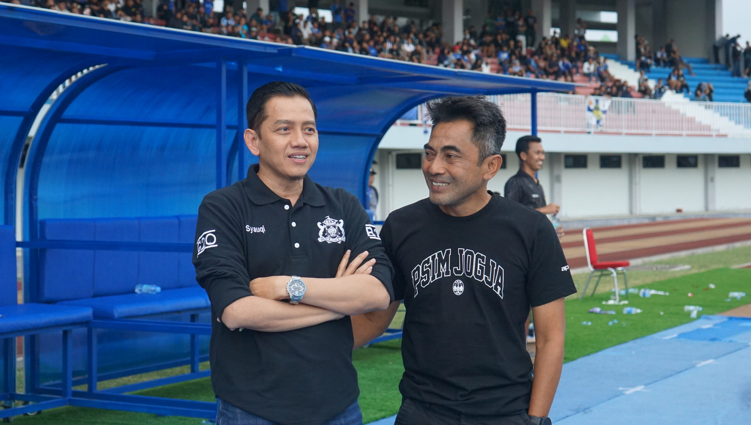 Syauqi Soeratno berbincang dengan Coach Seto Nurdiantoro